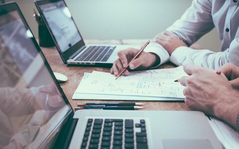 SHOULD YOU WORK WITH A SINGLE PROVIDER? SHOULD YOU WORK WITH A SINGLE PROVIDER?